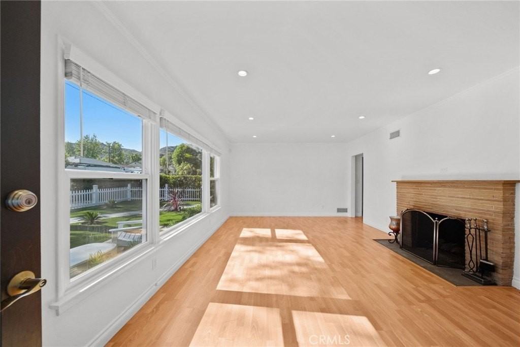 10257 Mcvine Ave - Photo 4 of 34