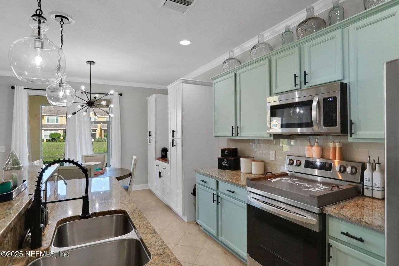 14163 Mahogany Ave - Photo 3 of 50