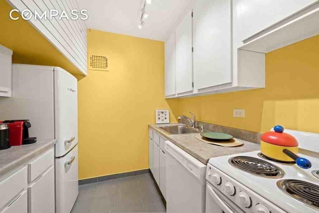 244 Madison Ave #10G - Photo 5 of 7