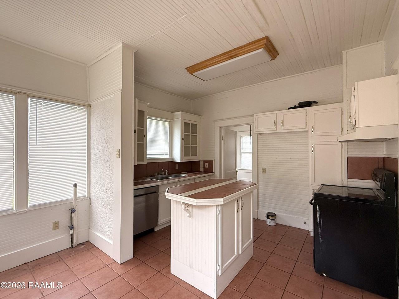 213 General Gardner Ave - Photo 5 of 13