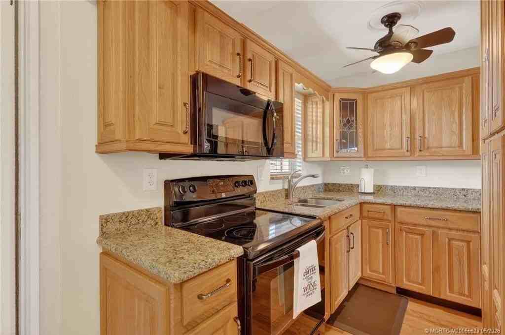 1985 Sw Palm City Rd #J - Photo 5 of 32