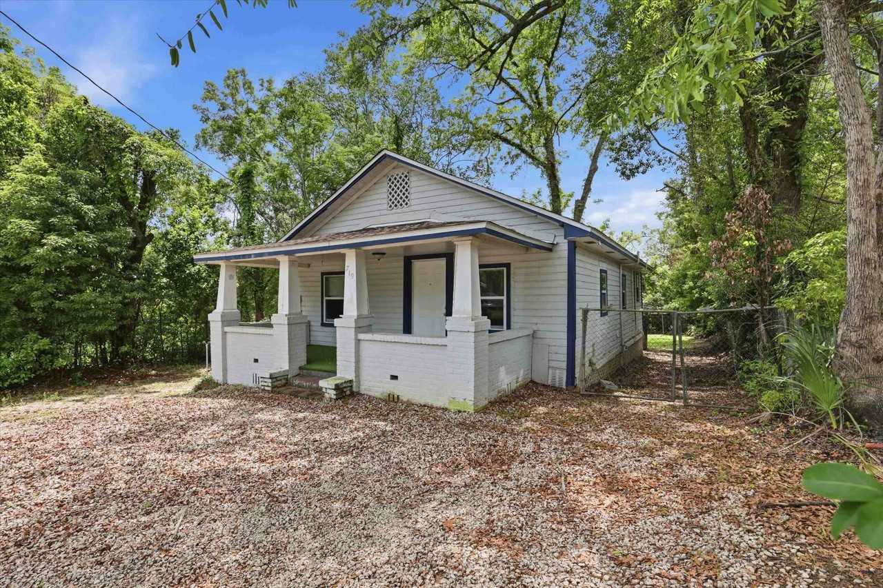 719 Dent St - Photo 3 of 17