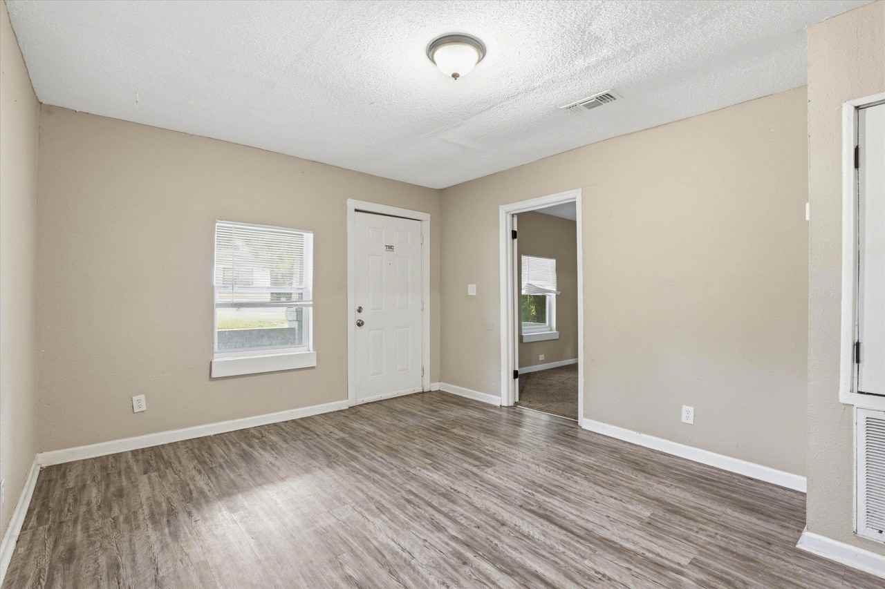 719 Dent St - Photo 5 of 17