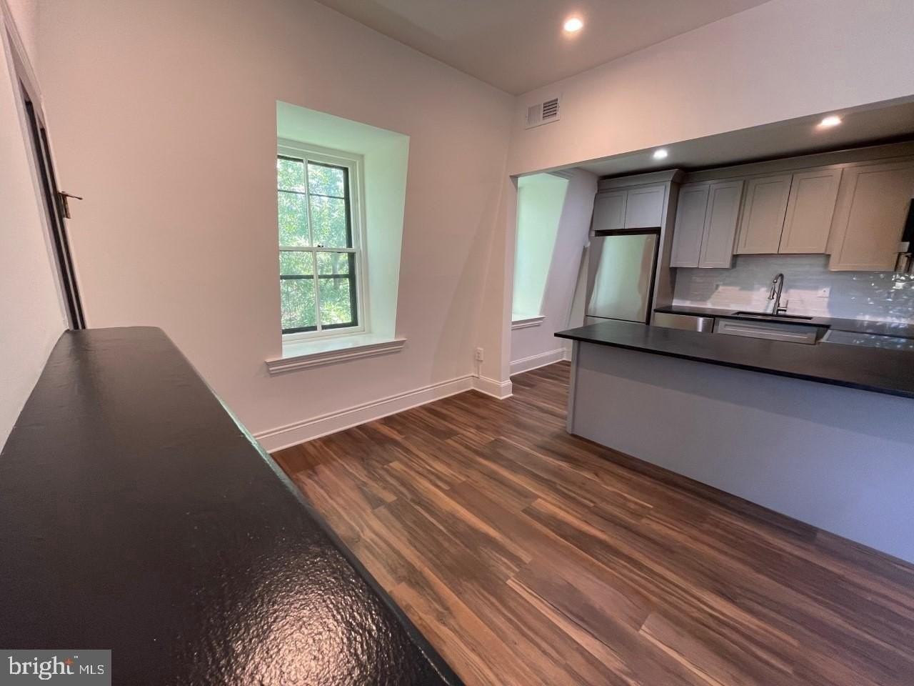 191 Prince George St #E - Photo 6 of 9