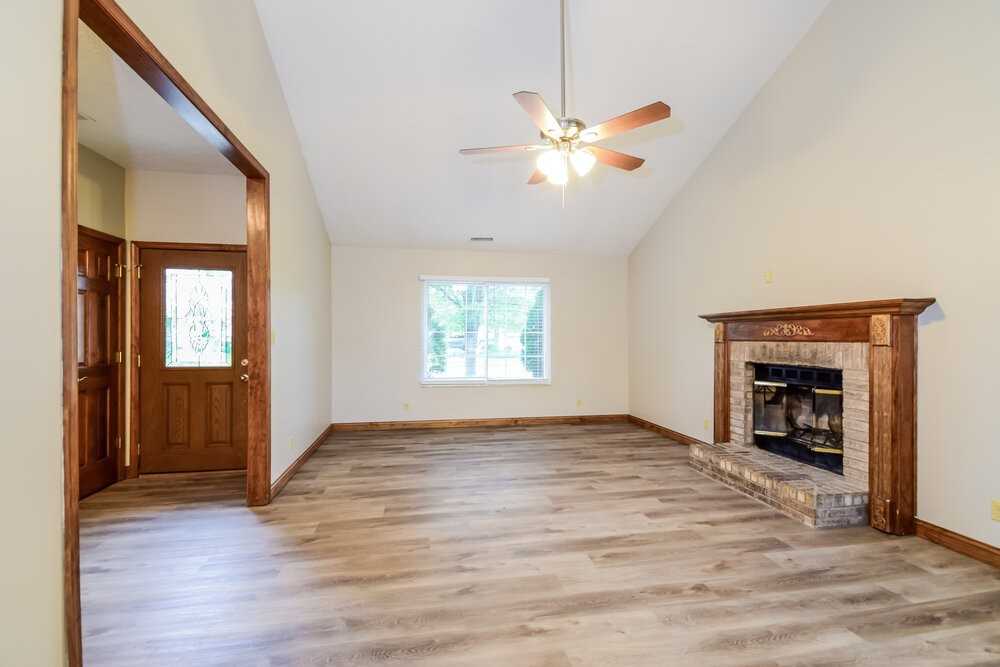 8867 Sundrop Rd - Photo 5 of 16
