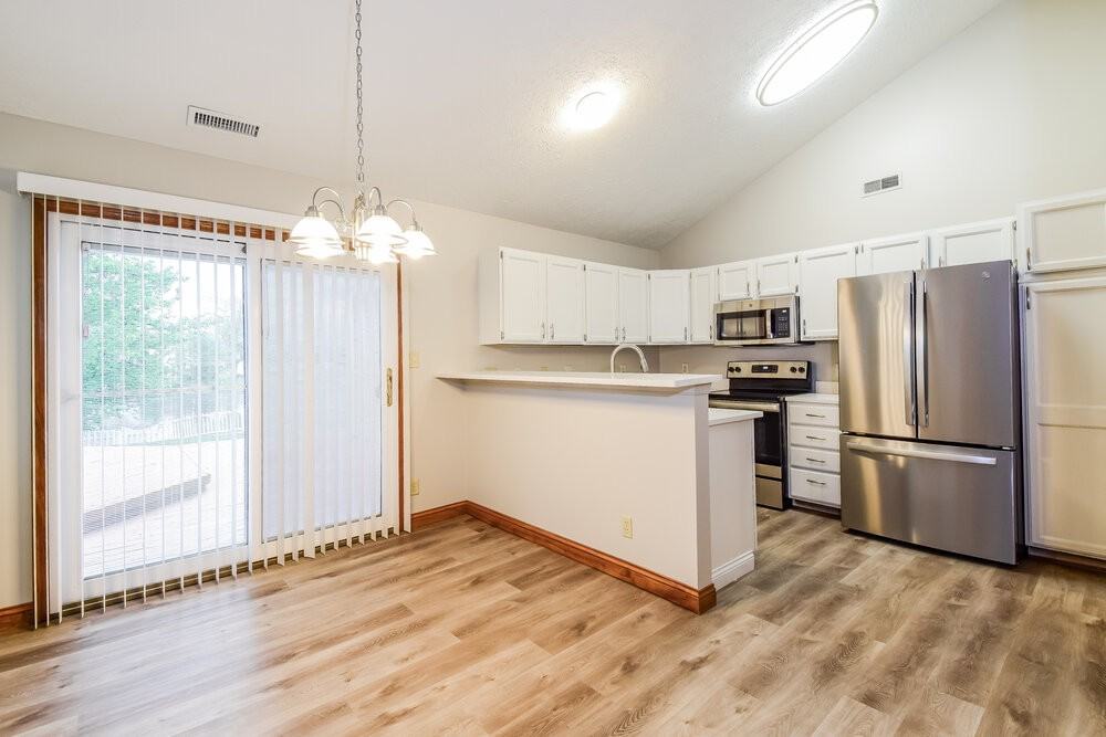 8867 Sundrop Rd - Photo 6 of 16