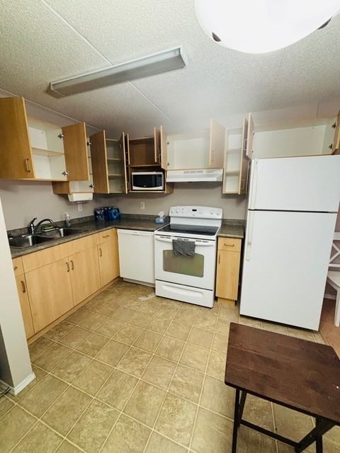 403 Regent Avenue West - Photo 3 of 7