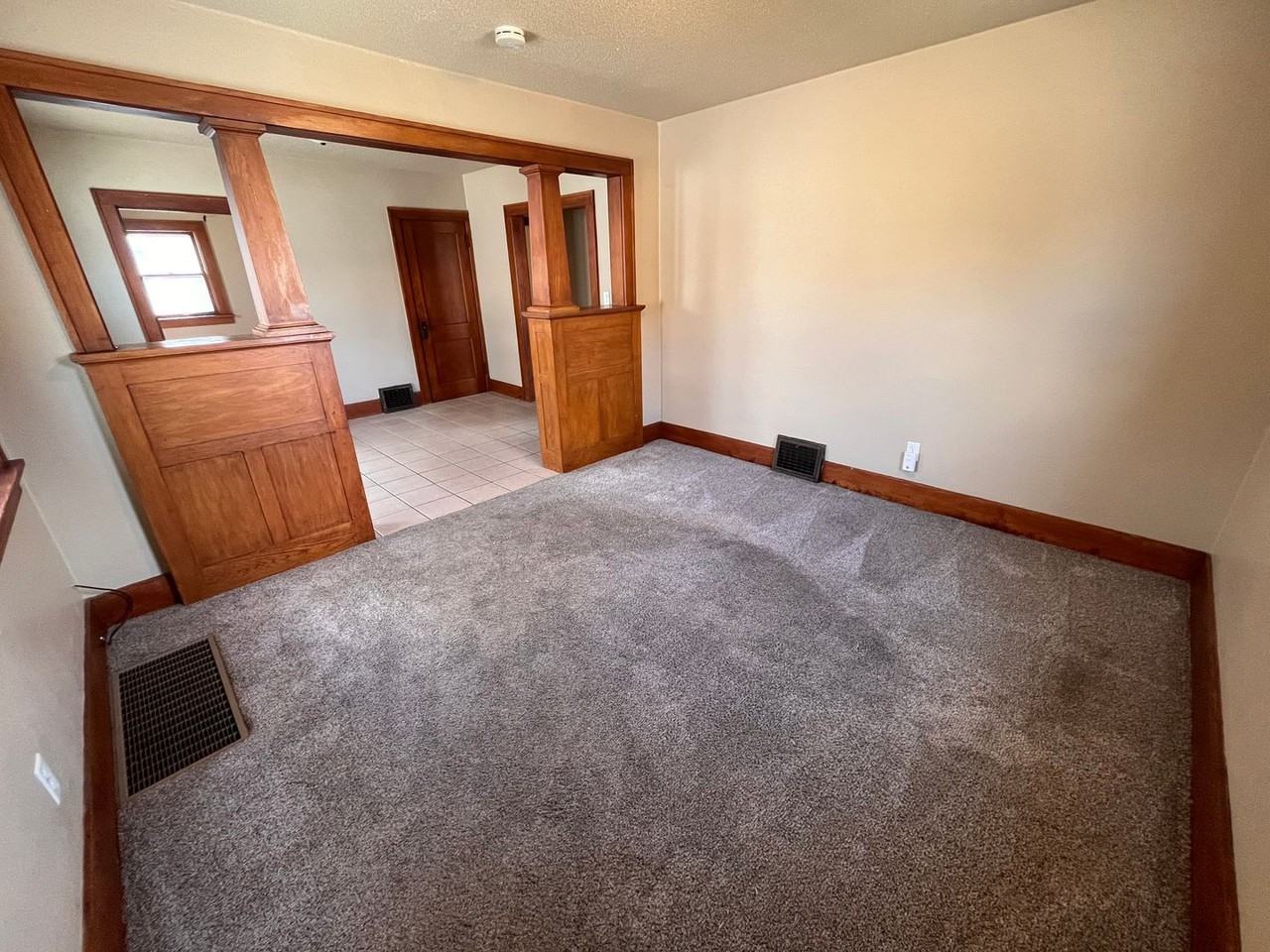 915 W 12th St - Photo 3 of 37