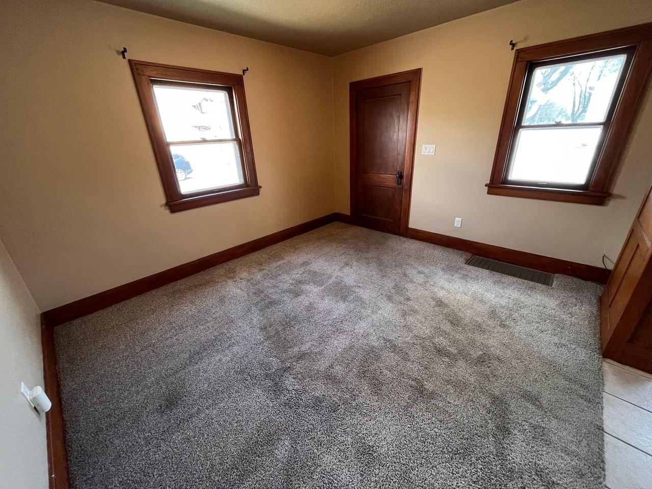 915 W 12th St - Photo 4 of 37