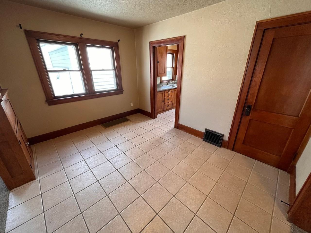 915 W 12th St - Photo 7 of 37