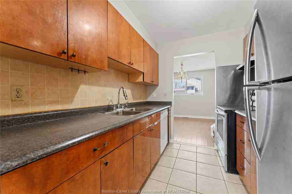 5512 Coronation Avenue - Photo 5 of 8