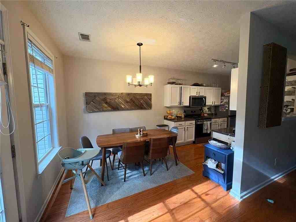 3082 Kentmere Dr - Photo 3 of 23