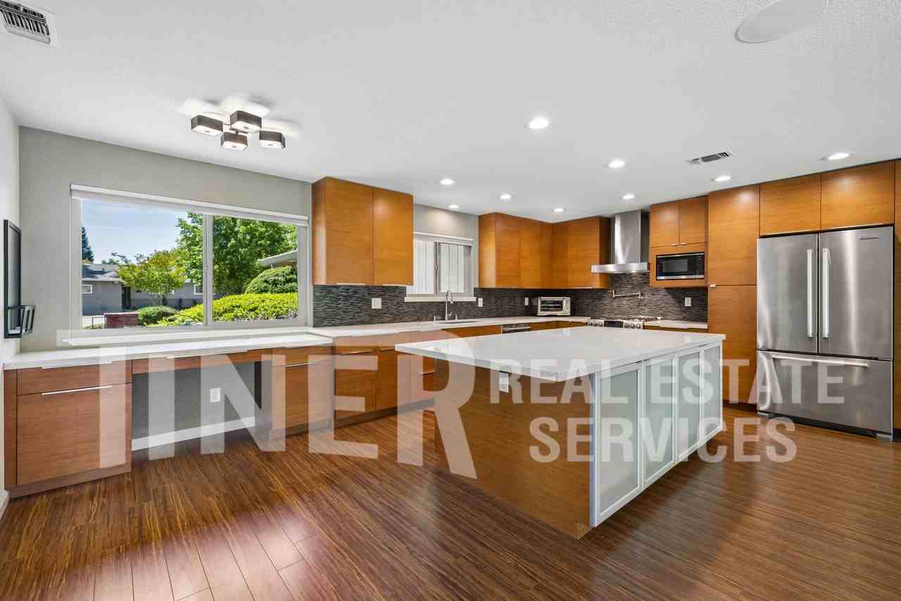 5541 Ivanhoe Way - Photo 7 of 26