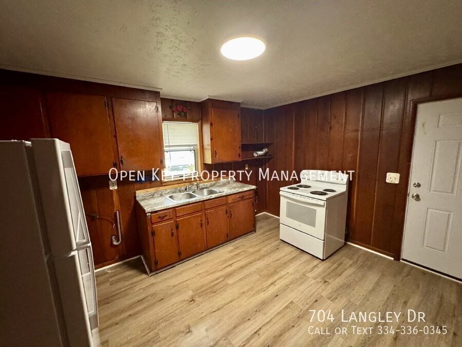 704 Langley Dr - Photo 4 of 17