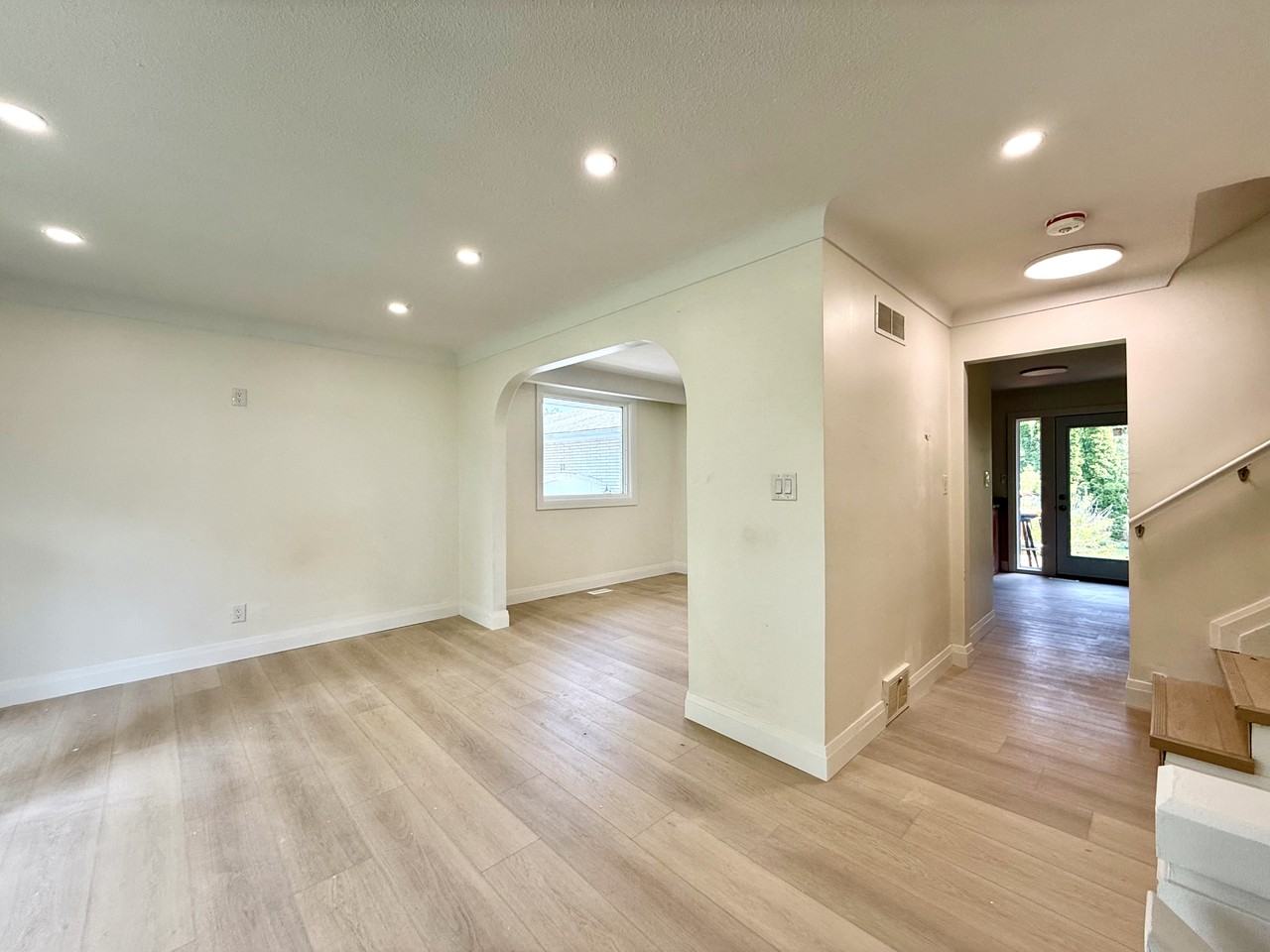 25 Meadowbrook Cres #1 - Photo 4 of 24