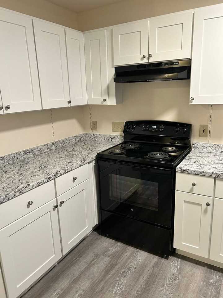 Briston Manor West - Photo 2 of 35