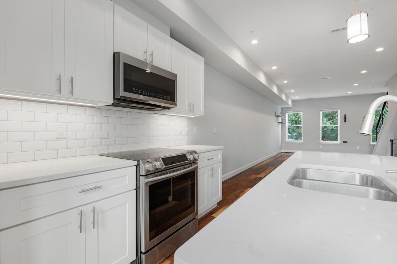 1105 7th St Ne #2 - Photo 3 of 19