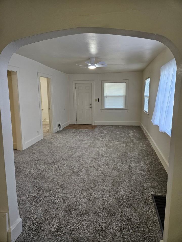 920 W Jackson St - Photo 2 of 9