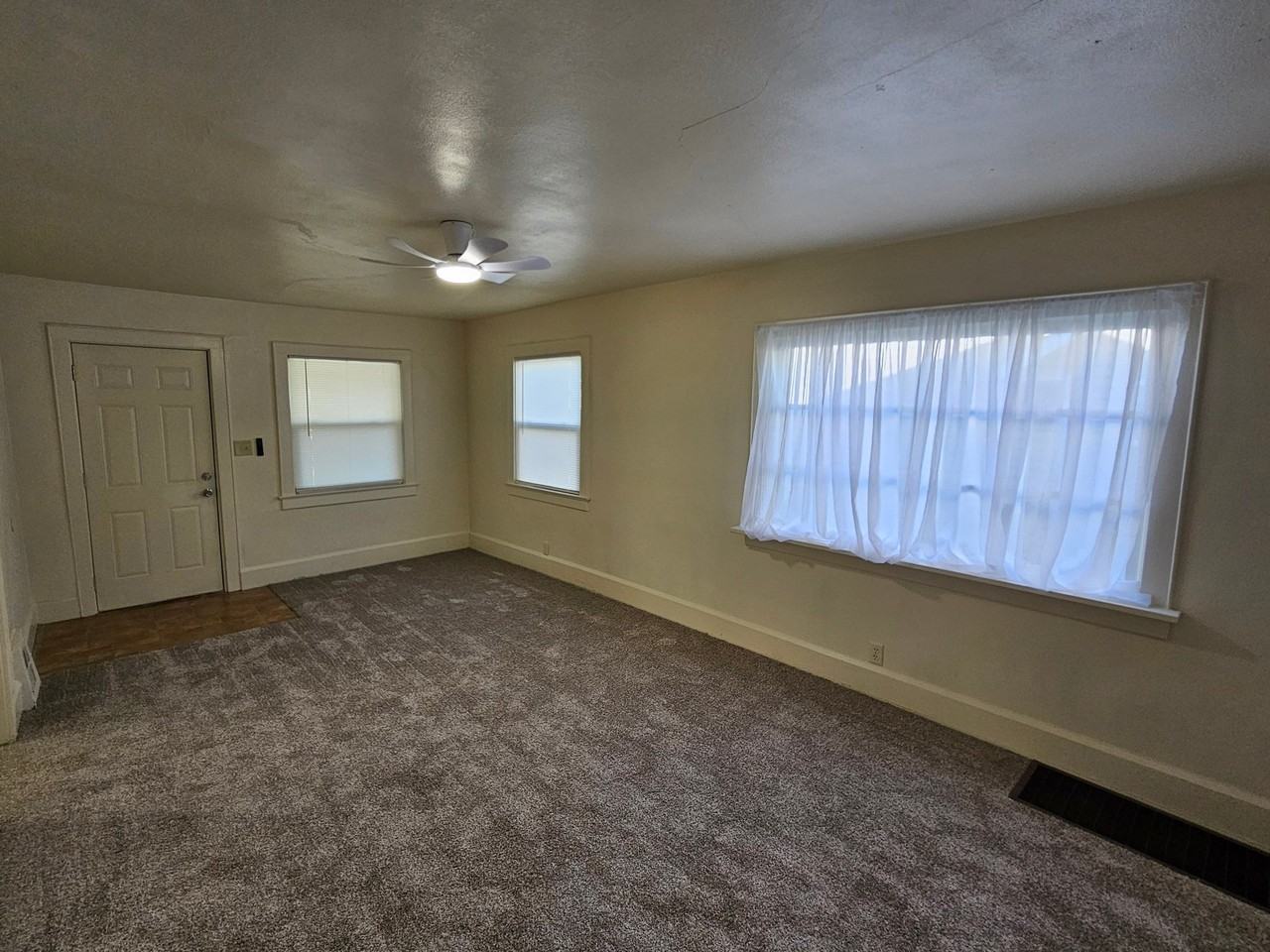 920 W Jackson St - Photo 3 of 9
