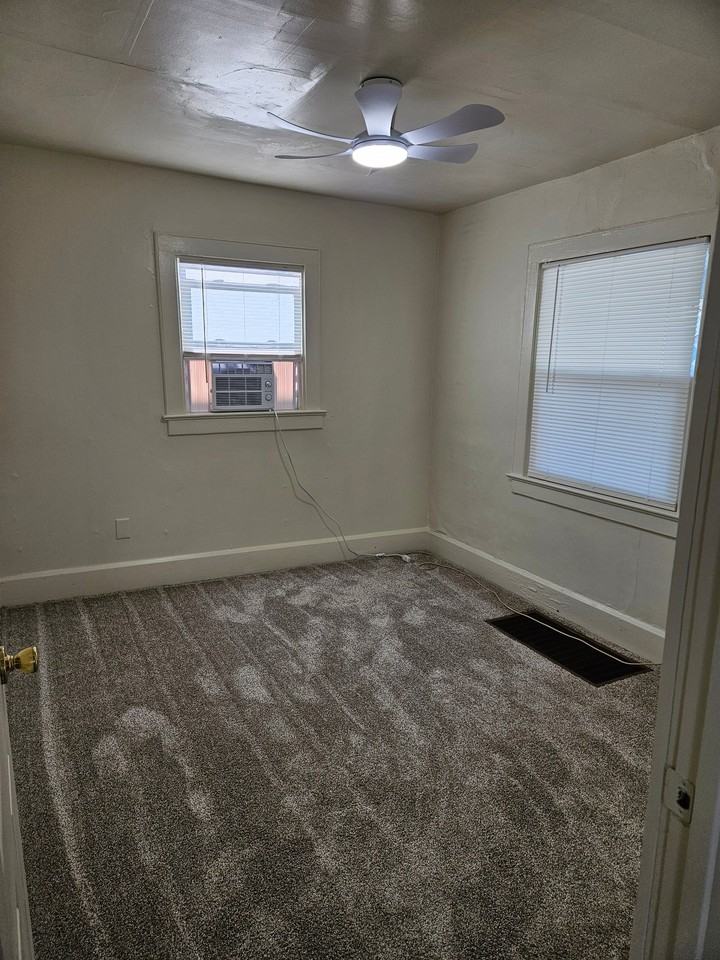 920 W Jackson St - Photo 4 of 9