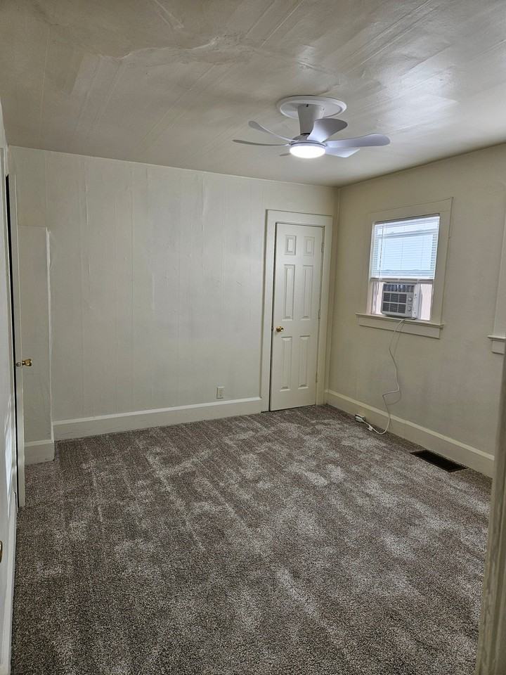 920 W Jackson St - Photo 5 of 9