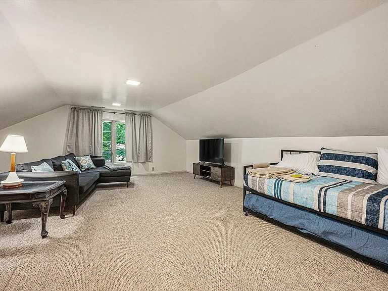 247 W Franklin St #2 - Photo 4 of 10