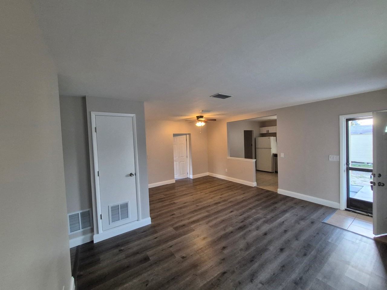 7071 Holiday Dr - Photo 4 of 24