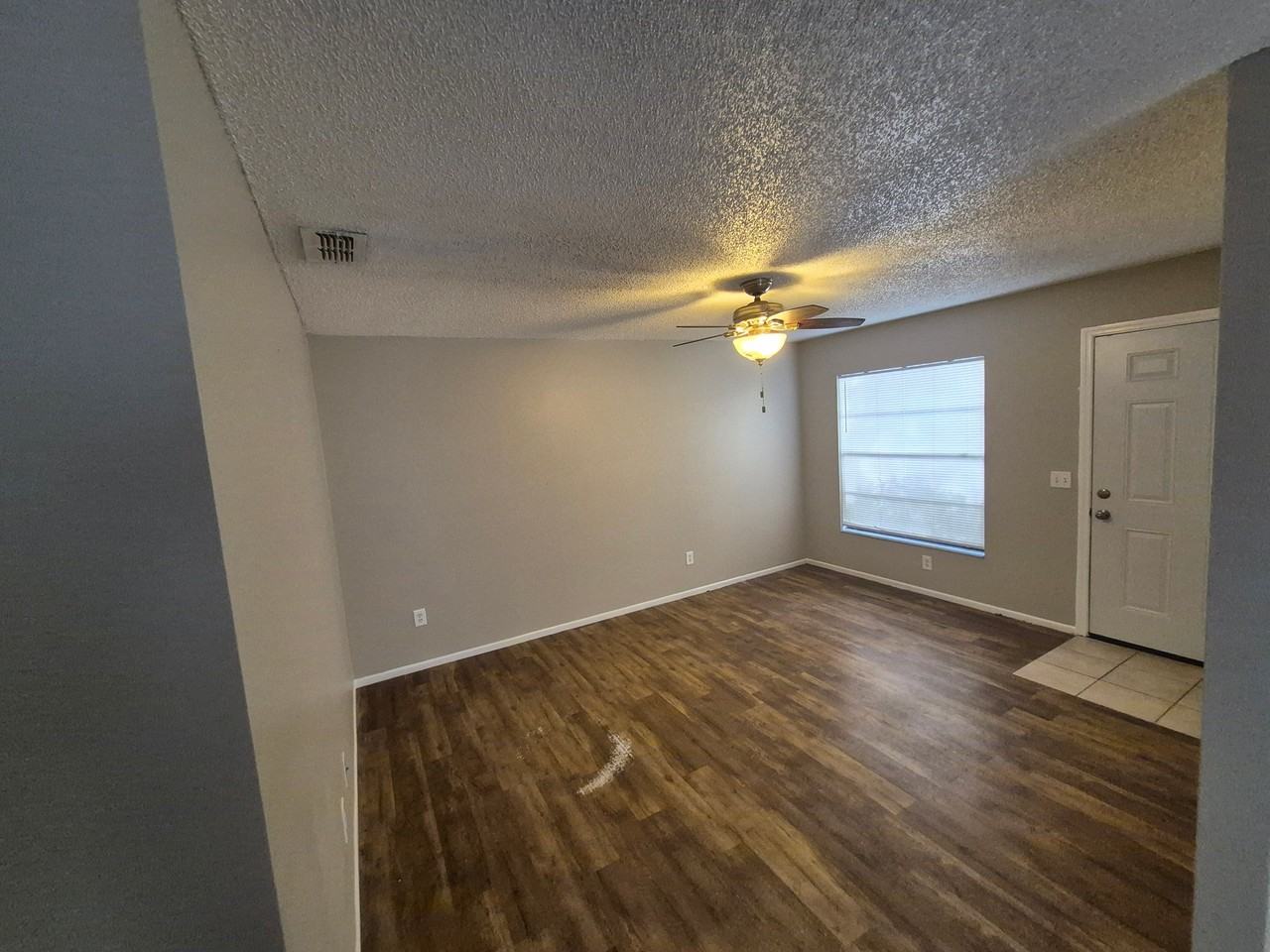 1305 Markham Ave - Photo 4 of 20