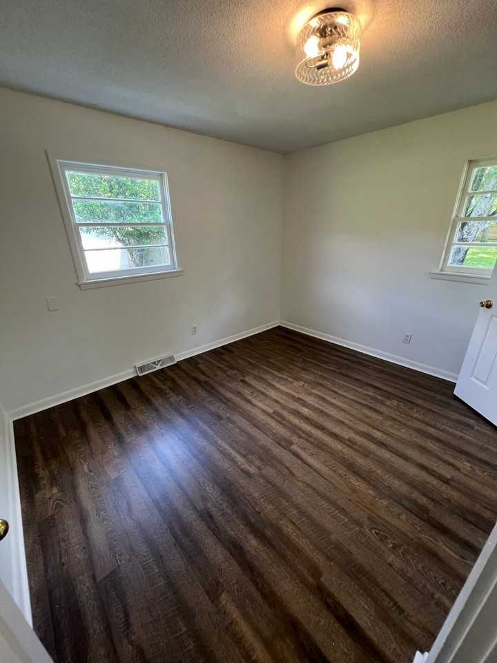 1103 Hickory St - Photo 4 of 12