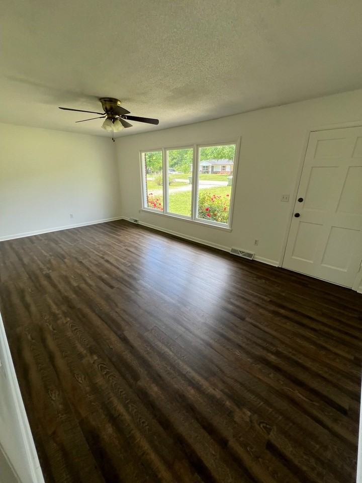1103 Hickory St - Photo 6 of 12
