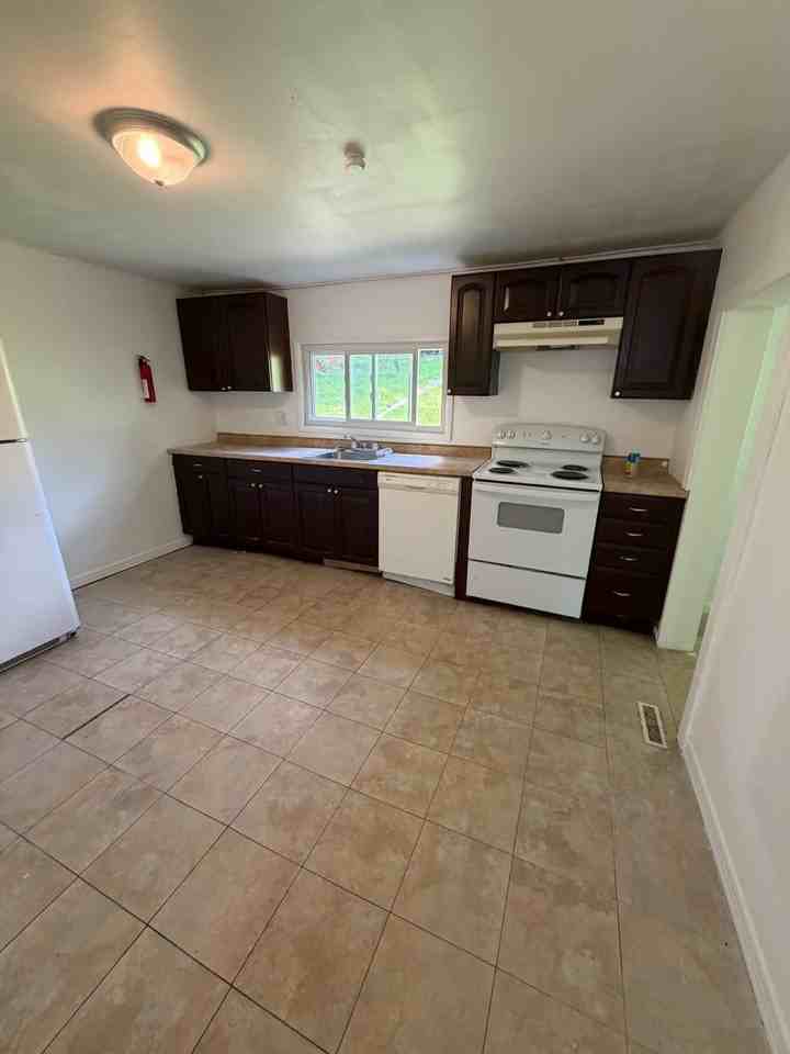 141 Maple St #B - Photo 6 of 10