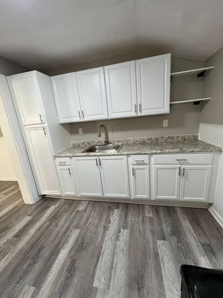 327 N Broad St - Photo 2 of 17