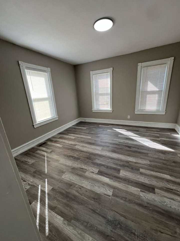 327 N Broad St - Photo 7 of 17