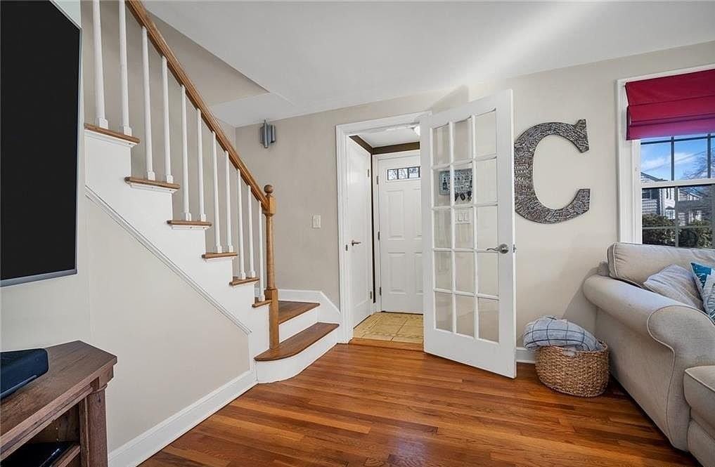 319 Mount Pleasant Ave - Photo 3 of 20