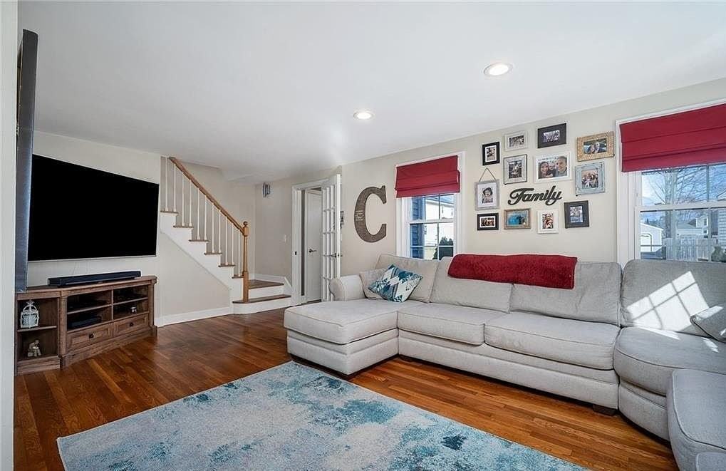319 Mount Pleasant Ave - Photo 4 of 20