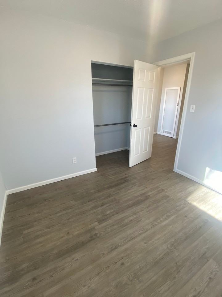 519 S Clark St - Photo 3 of 8