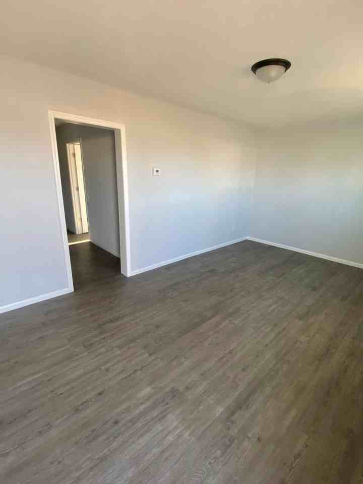 519 S Clark St - Photo 4 of 8