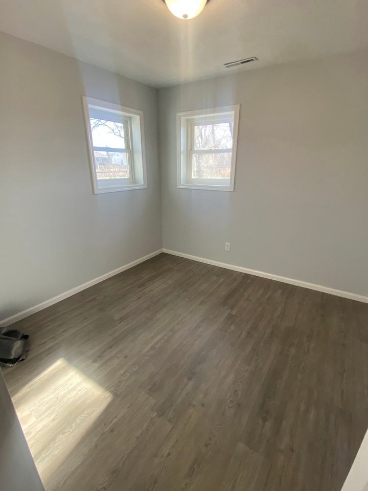 519 S Clark St - Photo 6 of 8