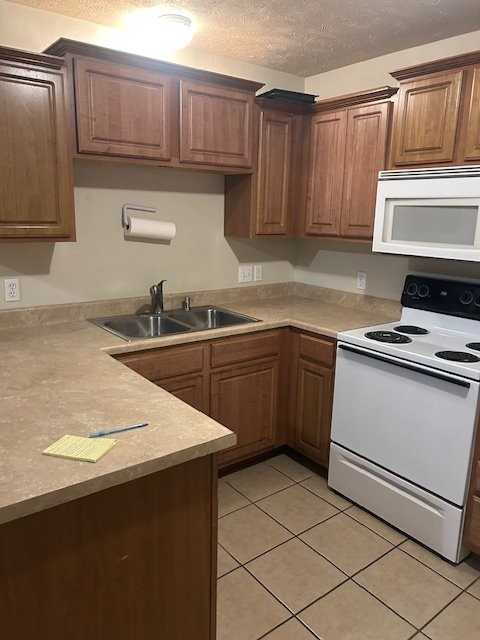1090 N Northwood Ave - Photo 3 of 6