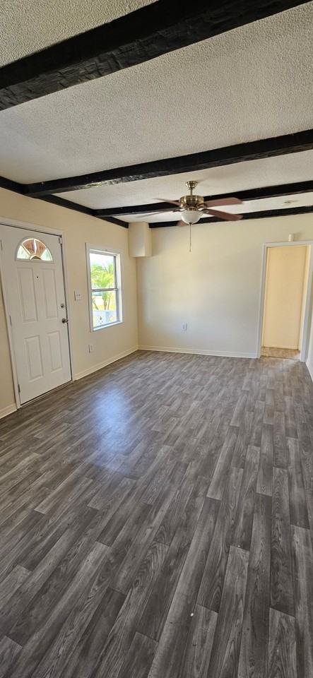 4315 Commercial St - Photo 3 of 8