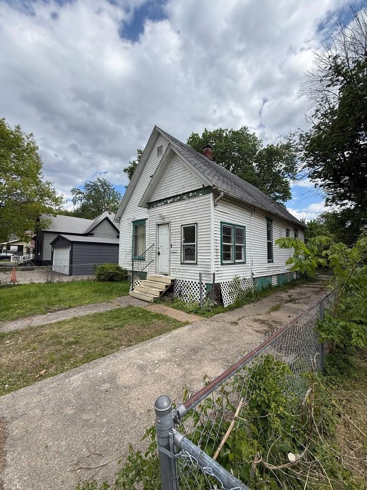 415 E Division St