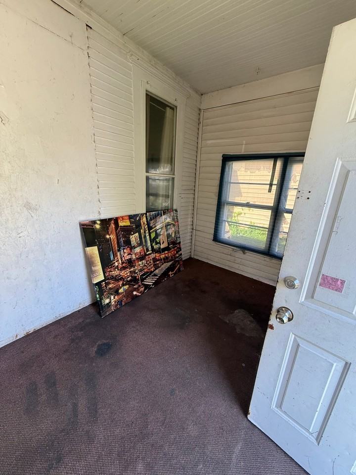 415 E Division St - Photo 3 of 19