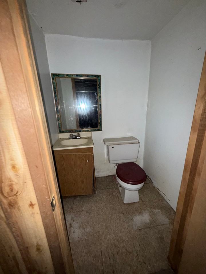 415 E Division St - Photo 5 of 19