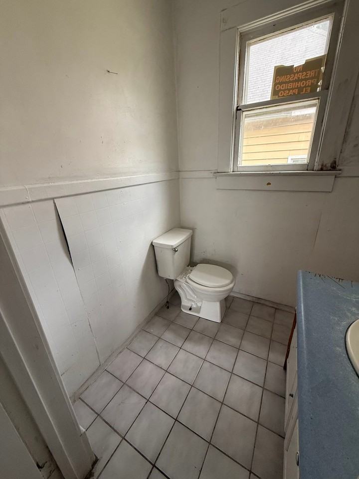 415 E Division St - Photo 6 of 19