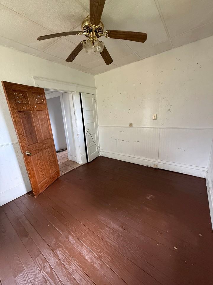 415 E Division St - Photo 7 of 19