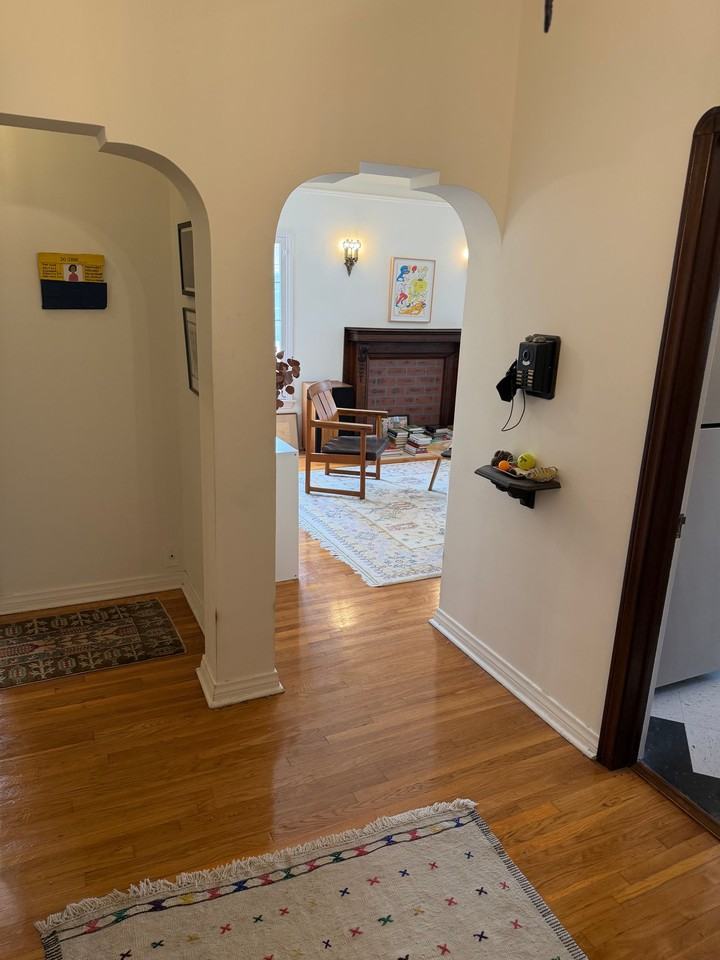 325 S Cochran Ave #201 - Photo 5 of 12