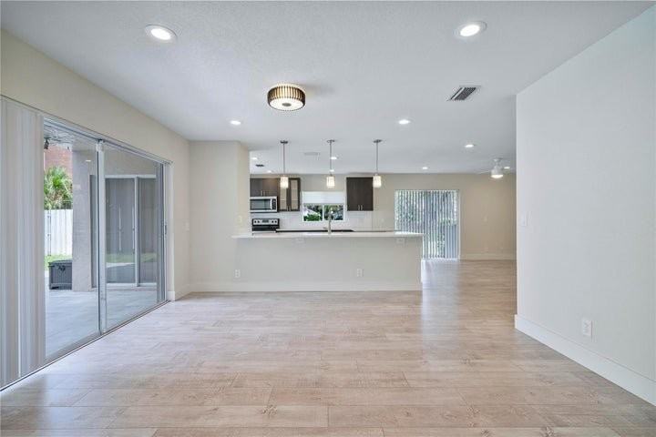7701 Nw 61st Ter - Photo 6 of 8