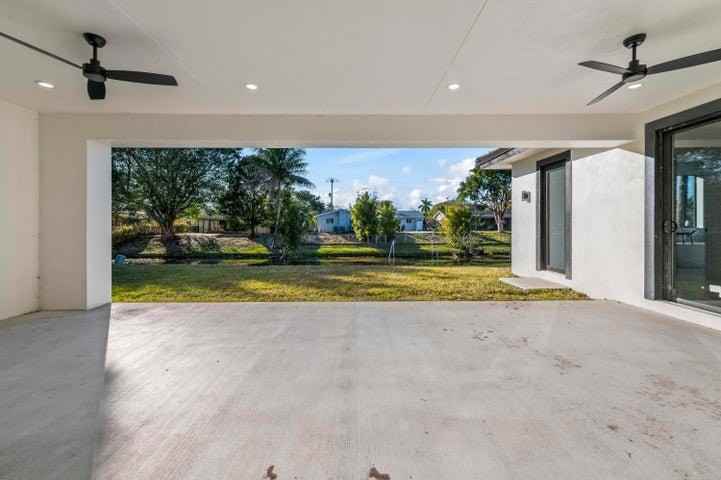 621 Nw 42nd Ave - Photo 2 of 4