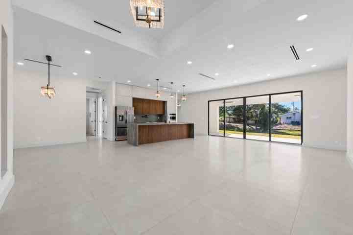 621 Nw 42nd Ave - Photo 3 of 4