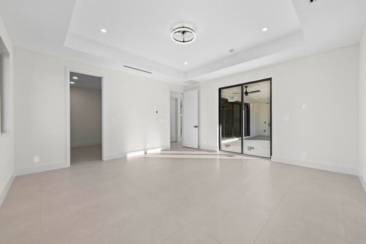 621 Nw 42nd Ave - Photo 4 of 4